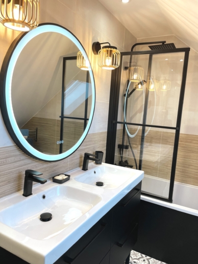 Salle de bain moderne par Aurelie Champion