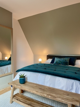 chambre élégante verte et bleue