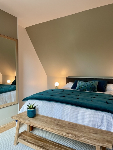 chambre élégante verte et bleue